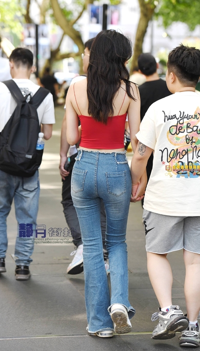 一位一代容华的前卫牛仔裤美腿美眉[FA-4GLJ]