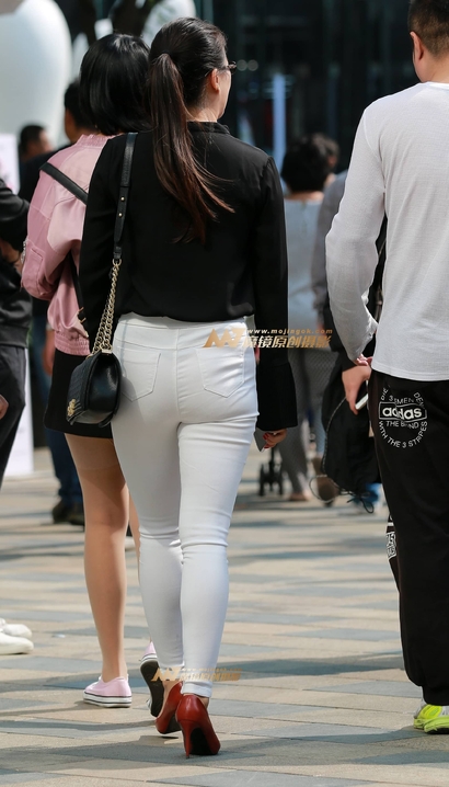 抓拍亭亭玉立的潮流紧身裤美臀小姐姐[HT-Y38R]