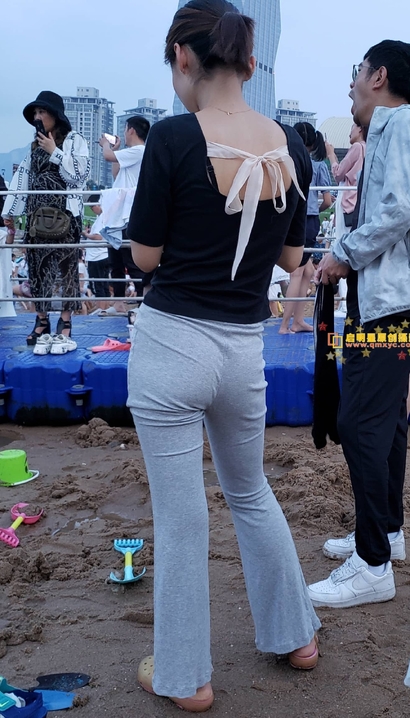 一个妍姿艳质的新潮紧身裤长腿辣妹[OK-1P0X]