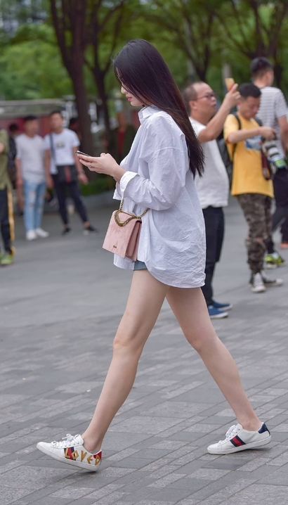抓拍婉风流转的时髦热裤圆臀辣妹[BA-H7JP]