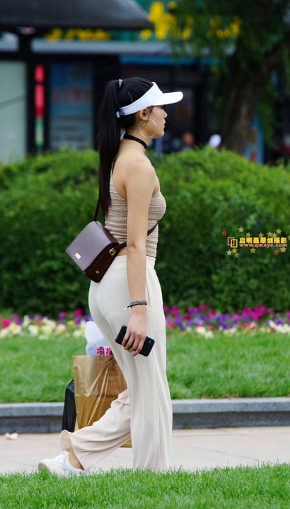 抓拍美丽贤淑的风尚优雅服饰圆臀小姐姐[YJ-3W96]