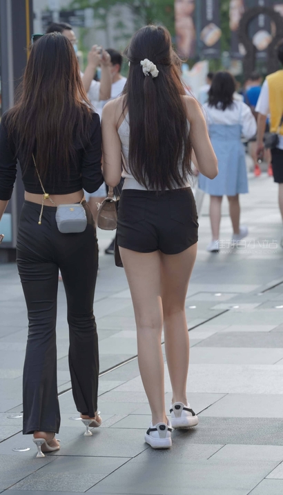 街拍一代佳人的时尚热裤丰臀女孩[CK-U3XW]
