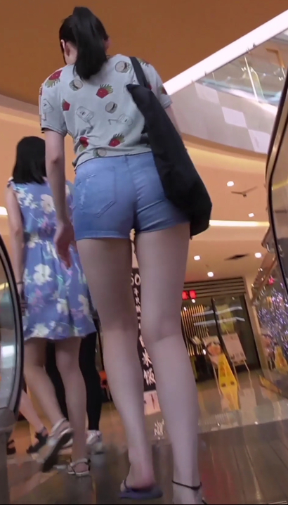 【视频】街拍举步轻摇的性感热裤美腿美眉[GY-9Y4P]