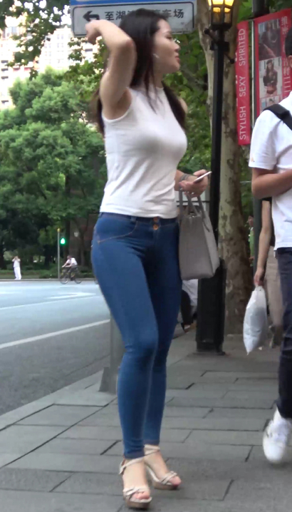 【视频】抓拍婀娜多姿的风尚紧身裤美臀女神[MD-RR50]