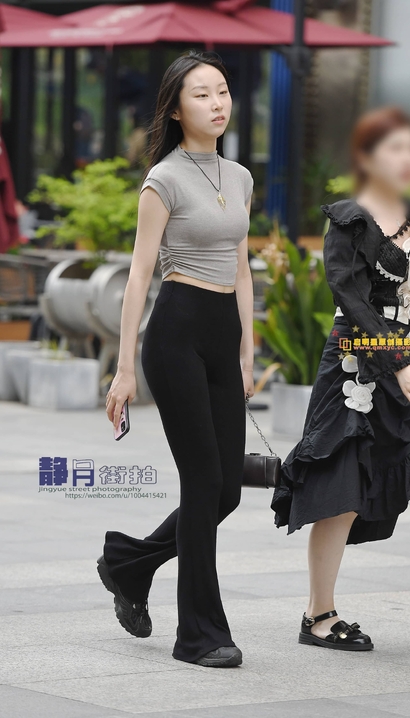一位腰如约素的前卫紧身裤宽臀美女[AM-V3Q4]