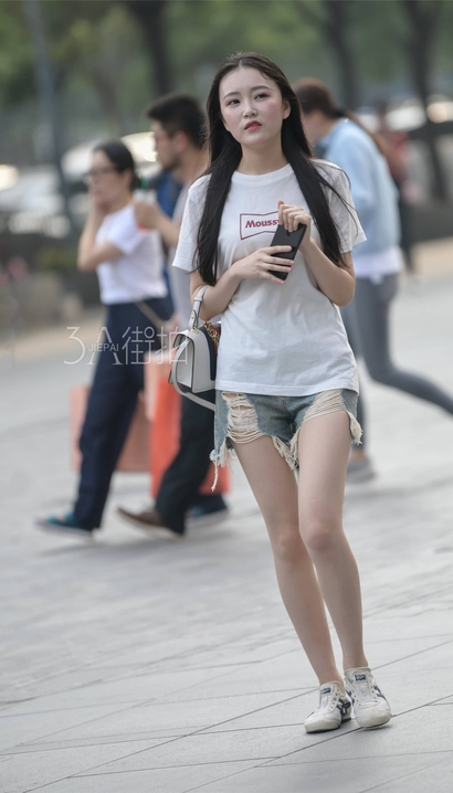抓拍袅袅婷婷的新潮热裤圆臀御姐[KH-4QG2]