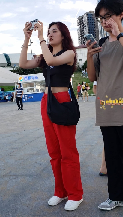 街拍沉鱼落雁的新潮精致穿扮圆臀美眉[LQ-X1M3]