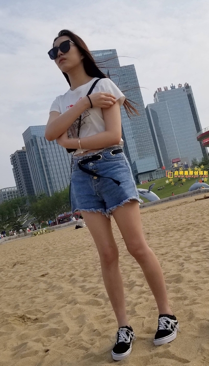 抓拍双瞳剪水的时髦热裤紧臀女生[RS-I2NU]
