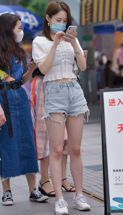 街拍花容月貌的新潮热裤紧臀美女[UZ-ZRMB]