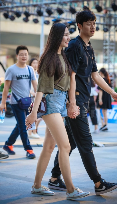 一个秀丽端庄的时髦热裤长腿女神[AD-EH9B]