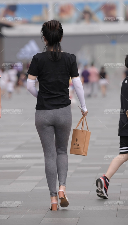 街拍巧笑倩兮的潮流紧身裤圆臀小姐姐[WK-C65K]