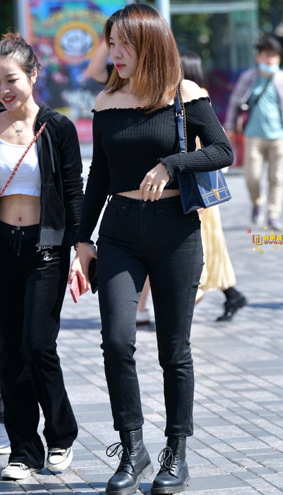 街拍身材无懈可击的潮流紧身裤圆臀美女[PN-52G7]