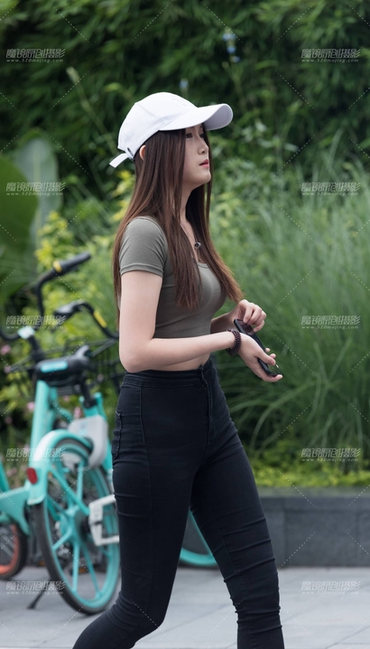 一个千娇百媚的小清新紧身牛仔裤大长腿美眉[BM-V5HW]