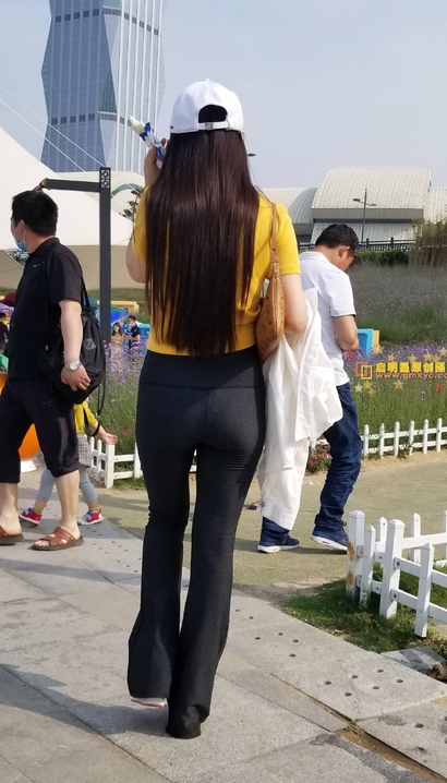 一位腰如约素的前卫紧身裤圆臀靓女[MN-Z25D]