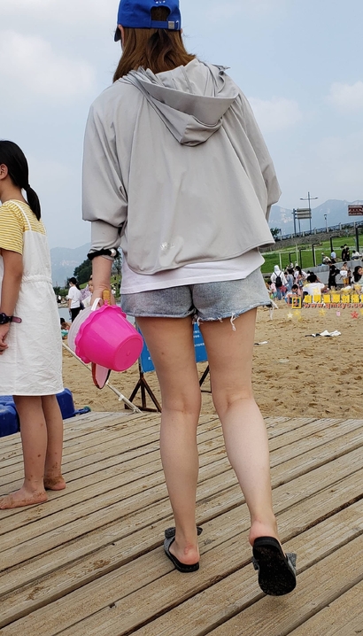 街拍螓首蛾眉的风尚热裤宽臀美女[DI-VGK3]