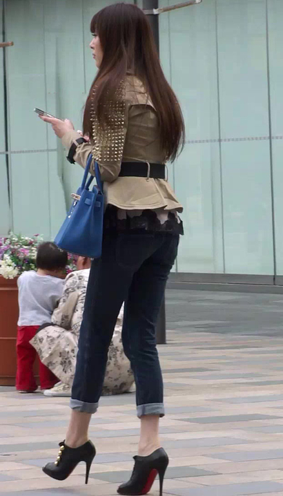 【视频】抓拍眉目如画的新潮清雅装扮翘臀女神[HN-W866]
