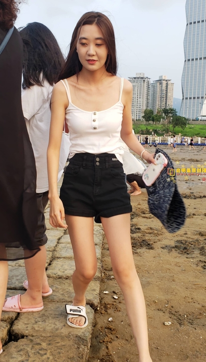 抓拍出尘脱俗的前卫热裤美腿小姐姐[AP-4UY2]