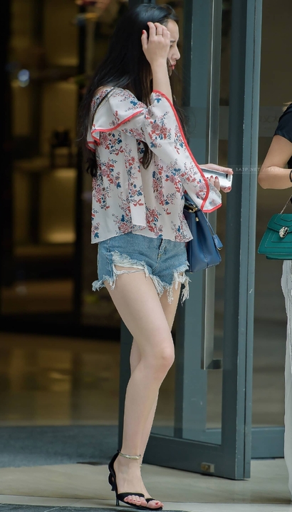 抓拍剪水双瞳的小清新热裤宽臀女孩[CE-OLGT]