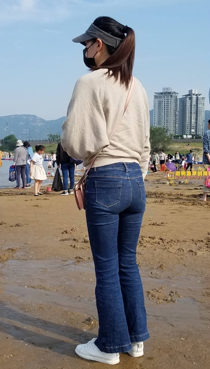 抓拍花容月貌的时尚紧身牛仔裤美臀美眉[ZU-2B82]