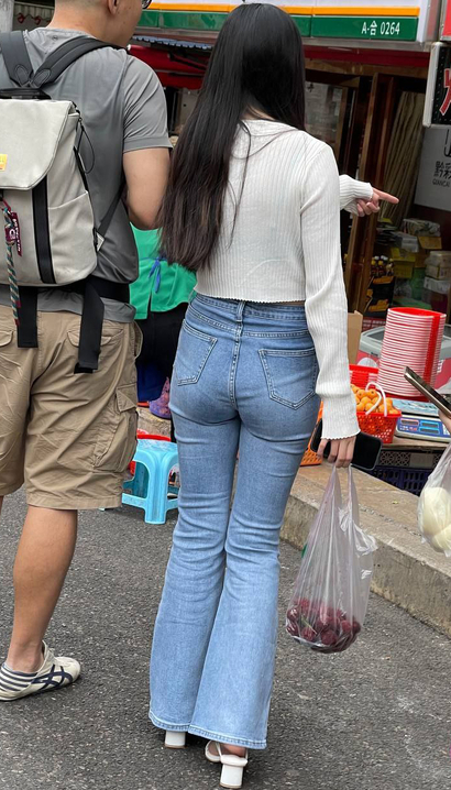 一个圆润紧绷的前卫牛仔裤大长腿美女[ZP-M3G4]