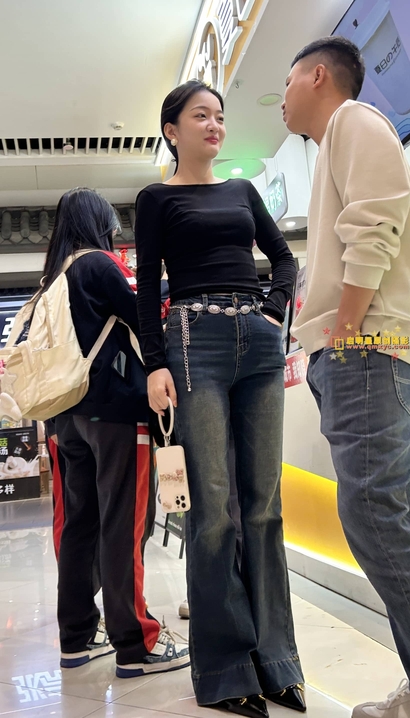 一个月里嫦娥的前卫牛仔裤丰臀美女[UH-WLVQ]