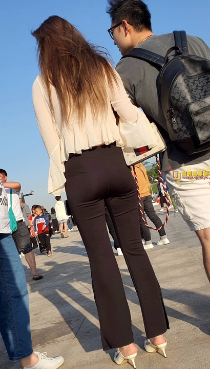 一位圆润紧绷的气质紧身裤紧臀女神[OE-726K]