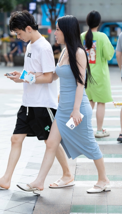 偶遇婀娜多姿的时尚小短裙长腿小姐姐[WV-KXL0]