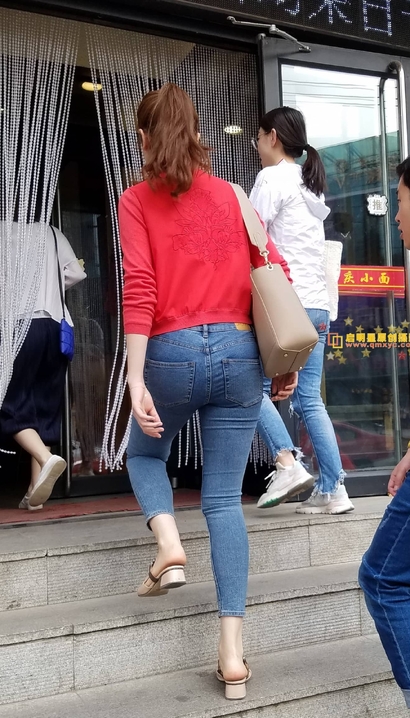 抓拍桃羞杏让的极品牛仔裤美腿辣妹[CE-QN23]