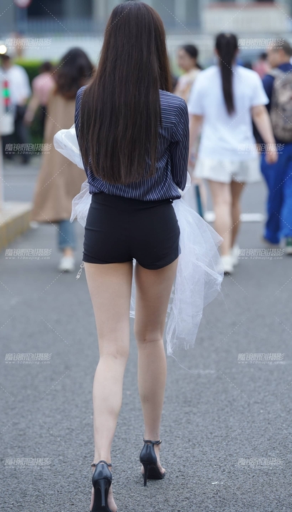 一位冰清玉洁的新潮热裤长腿女生[PN-R9ER]