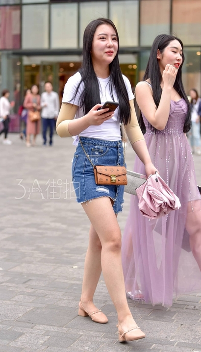街拍婉风流转的小清新热裤美腿御姐[ZH-4TK3]