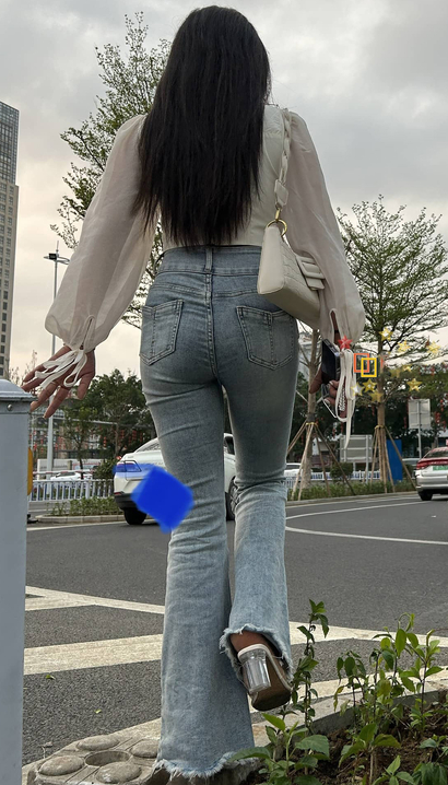 一位身材完美的前卫牛仔裤美腿女神[OA-1R10]