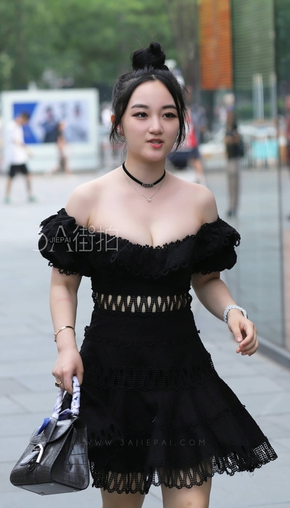 抓拍袅袅婷婷的时髦小短裙圆臀靓女[NM-M5HC]