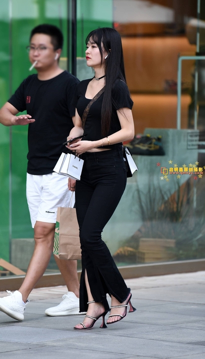抓拍娥娜翩跹的极品紧身牛仔裤美臀女孩[DY-75F1]