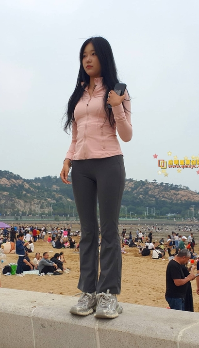 一位气质非凡的潮流紧身裤长腿美眉[TD-O7LN]