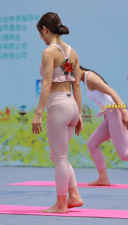 抓拍亭亭玉立的极品紧身裤美臀辣妹[ZT-CFWT]