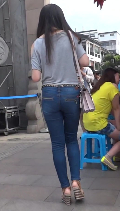 【视频】一位楚楚动人的时髦优雅装束丰臀女孩[QH-23OQ]