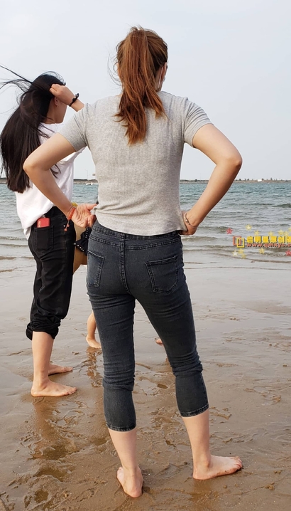 一位玉质天成的前卫紧身牛仔裤圆臀女生[JL-0PTM]