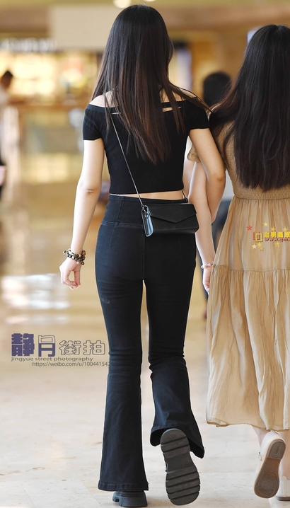 抓拍倾国倾城的前卫紧身牛仔裤宽臀美眉[IU-8V18]
