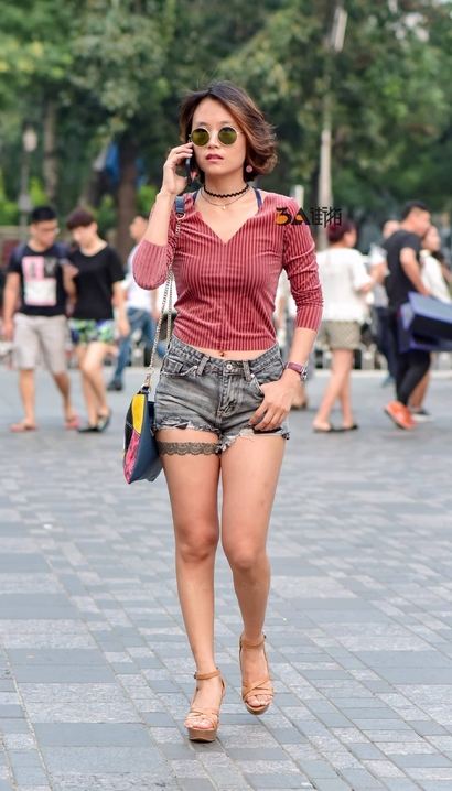 抓拍婉风流转的风尚热裤翘臀女生[TD-3904]