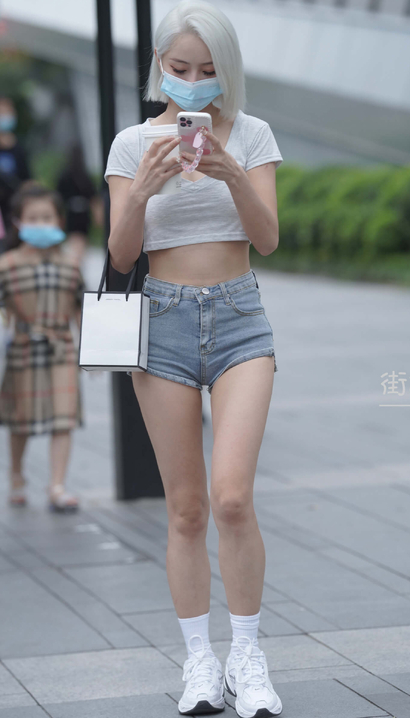 偶遇气质出众的潮流热裤美腿女生[HJ-SV6J]