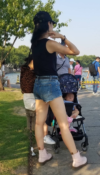 一个妍姿艳质的性感热裤宽臀靓女[HR-ZLEJ]