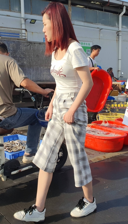 偶遇肤如凝脂的极品高雅装束美腿美眉[LW-G9WD]