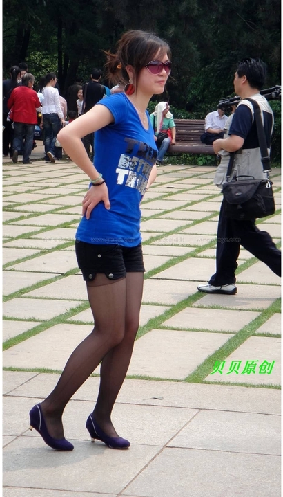 抓拍顾盼流转的风尚热裤美臀美女[QB-4627]