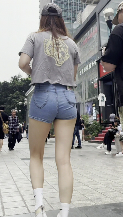 【视频】一位华如桃李的风尚热裤大长腿美眉[VZ-0C14]