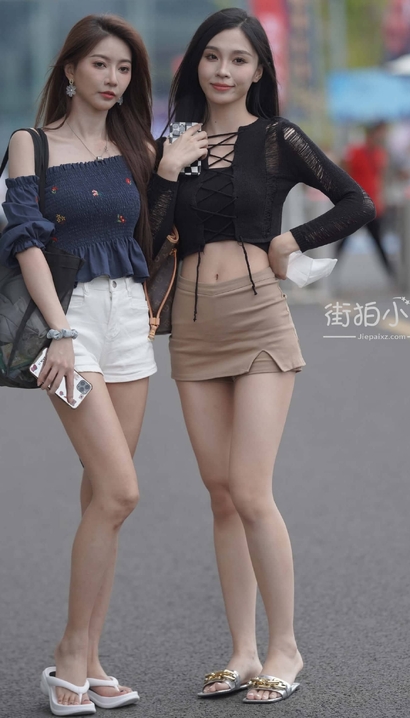街拍美目盼兮的极品热裤丰臀美眉[EQ-T2JT]