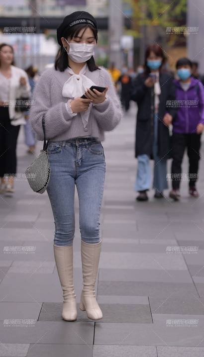 一位香肌玉肤的潮流紧身牛仔裤大长腿靓女[ZZ-8SZ8]