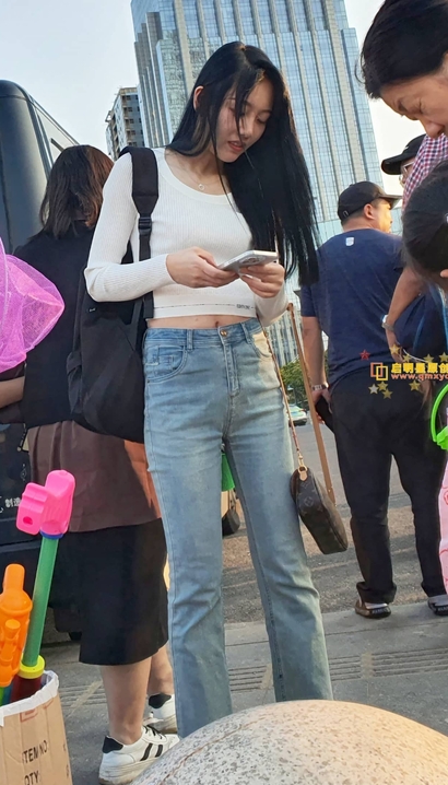 抓拍回头率爆表的潮流紧身牛仔裤大长腿美女[RM-M44B]