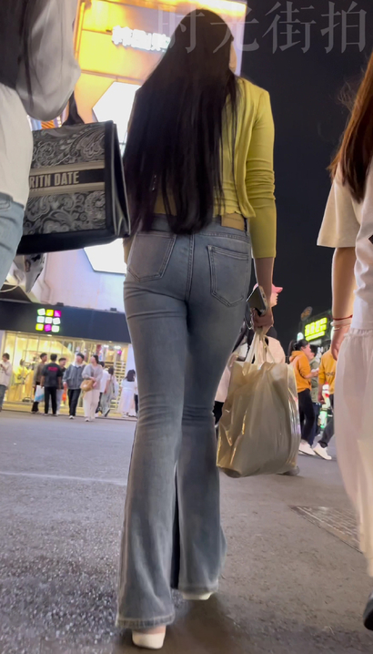 【视频】抓拍身材完美的小清新紧身牛仔裤美腿御姐[TB-U65B]