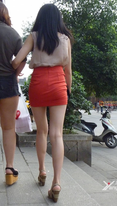 一个风华绝代的小清新小短裙美腿女孩[ZT-KG5L]