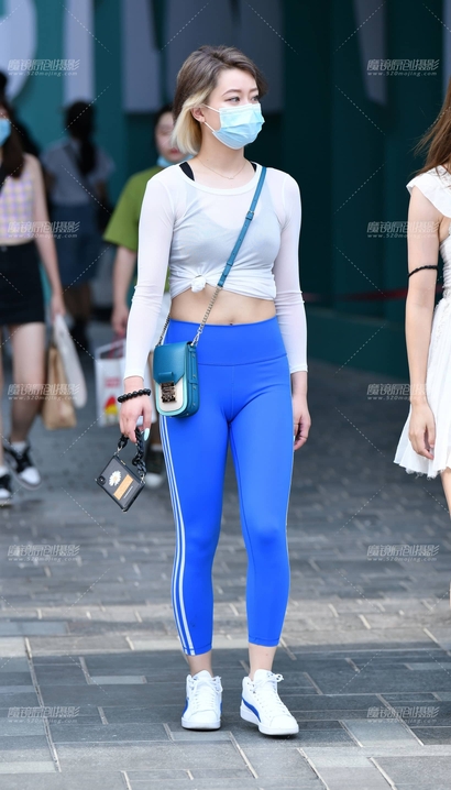 一个软玉温香的时髦紧身裤宽臀女孩[BP-111O]